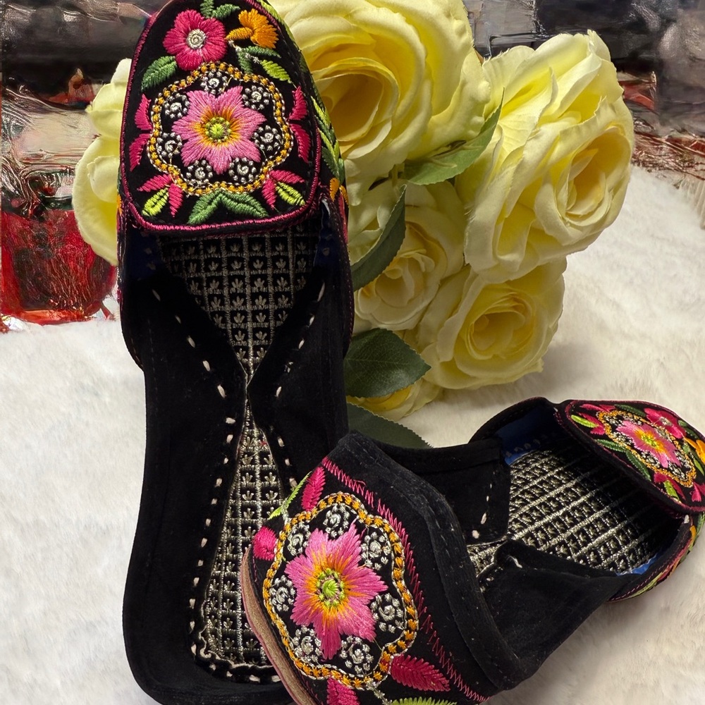 Embroidered Floral Women's Shoes - Black and Pink